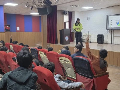 Mardin'de ortaokul &ouml;ğrencilerine trafik eğitimi verildi