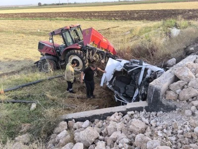 Mardin'de otomobil ile trakt&ouml;r &ccedil;arpıştı, s&uuml;r&uuml;c&uuml;ler yaralandı