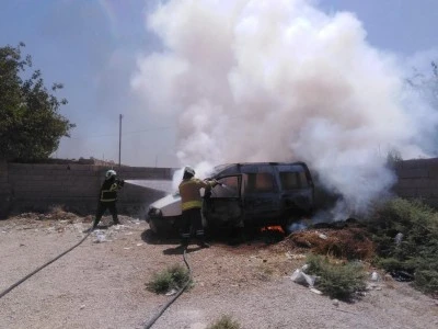 Mardin'de park halindeki hafif ticari ara&ccedil; yandı