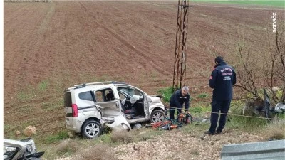 Mardin'de şarampole devrilen hafif ticari ara&ccedil;taki 1'i bebek 3 kişi yaralandı