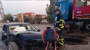 Mardin'de tıra &ccedil;arpan otomobildeki 4 kişi yaralandı