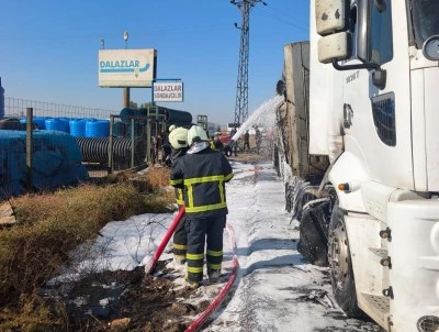 Mardin'de trafik kazasında bir tır alev aldı