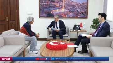 Mardin Valisi Tuncay Akkoyun vatandaşlarla g&ouml;r&uuml;şt&uuml;