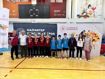 Masa tenisinde 2 takımla finaldeyiz