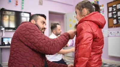 MA&Uuml; &ouml;ğrencileri 65 &ouml;ğrenciye bot ve mont yardımında bulundu