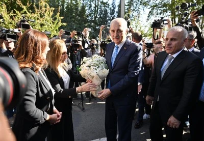 Meclis Başkanı Kurtulmuş, Diyarbakır B&uuml;y&uuml;kşehir Belediyesini ziyaret etti