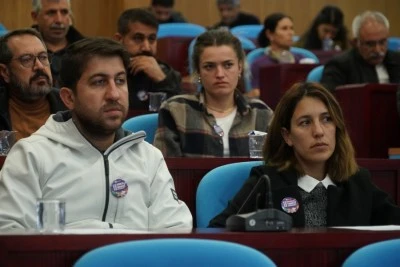 Meclis &uuml;yeleri &lsquo;S&ouml;z&uuml;m&uuml;z bitmedi&rsquo; rozetiyle toplantıya katıldı