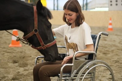 Merkezde &ouml;zel bireylerin rehabilitasyonu i&ccedil;in atlar eğitiliyor