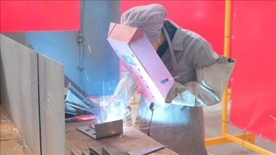 Metali kadın kaynak&ccedil;ılar şekillendirecek