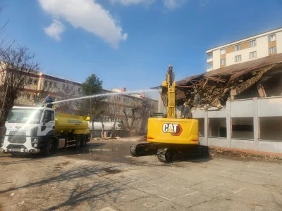 Metruk haldeki okul binasının belediye ekiplerince yıkımına başlandı