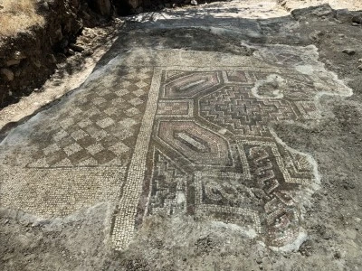 Mezar kazarken bulunan mozaikte i&ccedil;inde ha&ccedil; motifi bulunan "Davud Yıldızı" sembol&uuml; tespit edildi