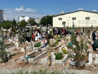 Mezarlıklar bayrama hazır