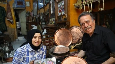 Mezopotamya'nın zengin k&uuml;lt&uuml;r&uuml;n&uuml; aynı at&ouml;lyede baba bakıra, kızı cama işliyor
