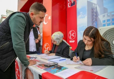 MHP Diyarbakır İl Başkanlığında yeni katılan &uuml;yelere rozet takıldı