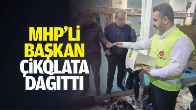 MHP&rsquo;li başkan &ccedil;ikolata dağıttı