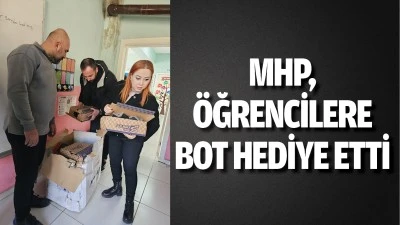 MHP, &ouml;ğrencilere bot hediye etti