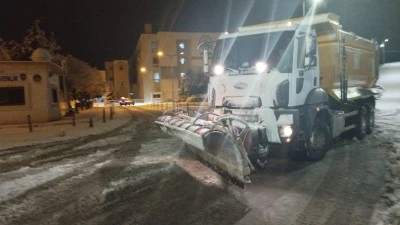 Midyat Belediyesi ekipleri kar temizleme &ccedil;alışmalarını s&uuml;rd&uuml;r&uuml;yor