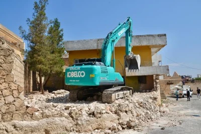 Midyat'ta ka&ccedil;ak ve ruhsatsız yapıların yıkımına başlanıldı
