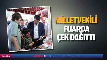 Milletvekili, fuarda &ccedil;ek dağıttı