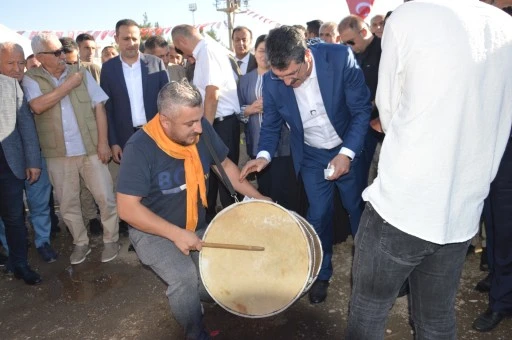 Milletvekilinden davulcuya bahşiş&hellip;