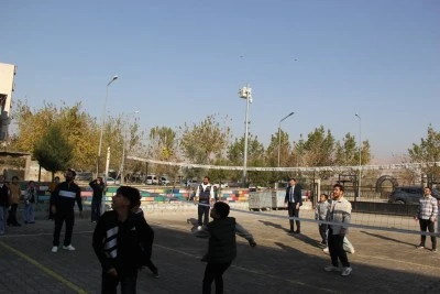 Milli Eğitim M&uuml;d&uuml;r&uuml; İke, &ouml;ğrencilerle voleybol oynadı