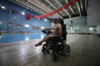 Milli engelli y&uuml;z&uuml;c&uuml; paralimpik oyunları i&ccedil;in kula&ccedil; atıyor