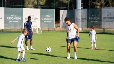 Milli futbolcu Arda G&uuml;ler, Antalya'da &ccedil;ocuklarla antrenmanda buluştu