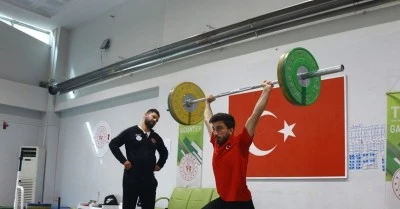 Milli Halterci Harun Alg&uuml;l'&uuml;n hedefi d&ouml;rd&uuml;nc&uuml; Avrupa şampiyonluğu