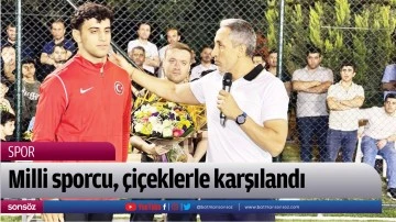 Milli sporcu, &ccedil;i&ccedil;eklerle karşılandı