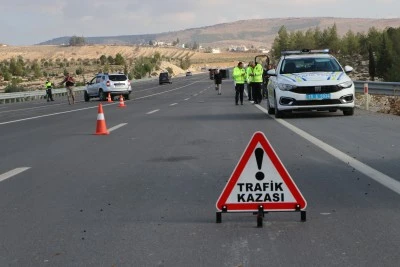Minib&uuml;s ile otomobilin &ccedil;arpıştığı kazada 3 kişi yaralandı