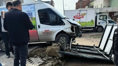 Minib&uuml;s, otob&uuml;s durağına &ccedil;arptı!