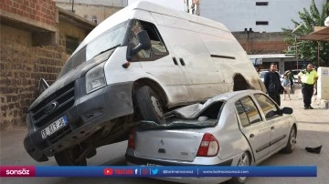 Minib&uuml;s park edilen otomobilin &uuml;zerine &ccedil;ıktı