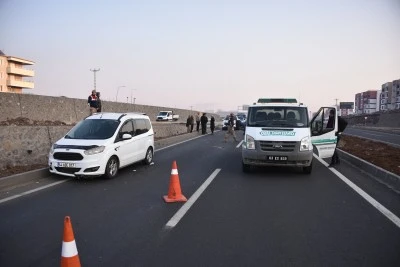 Minib&uuml;s ve hafif ticari aracın &ccedil;arptığı yaya &ouml;ld&uuml;