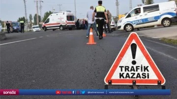 Minib&uuml;sle otomobilin &ccedil;arpışması sonucu 4 kişi yaralandı