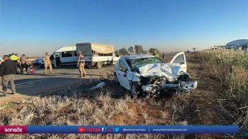 Minib&uuml;sle otomobilin &ccedil;arpıştığı kazada 12 kişi yaralandı