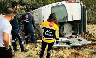 Minib&uuml;s&uuml;n devrilmesi sonucu 1 kişi &ouml;ld&uuml;, 3 kişi yaralandı