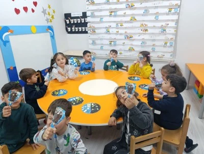 Minik eller, hayal d&uuml;nyalarını &ccedil;izdi