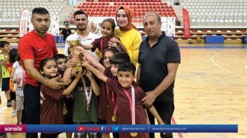 Minik &ouml;ğrenciler eğlenmek i&ccedil;in yarışıyor