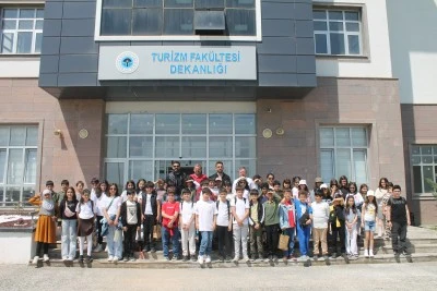 Minik &ouml;ğrencilerinden &uuml;niversite&rsquo;ye ziyaret