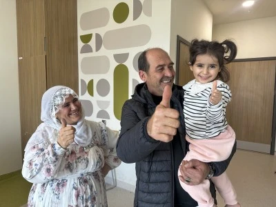 Minik Y&uuml;sra beyin sapı implantı sayesinde ilk kez duydu