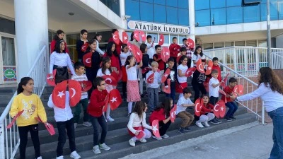 Minikler 101 yıllık zafer i&ccedil;in sahne aldı