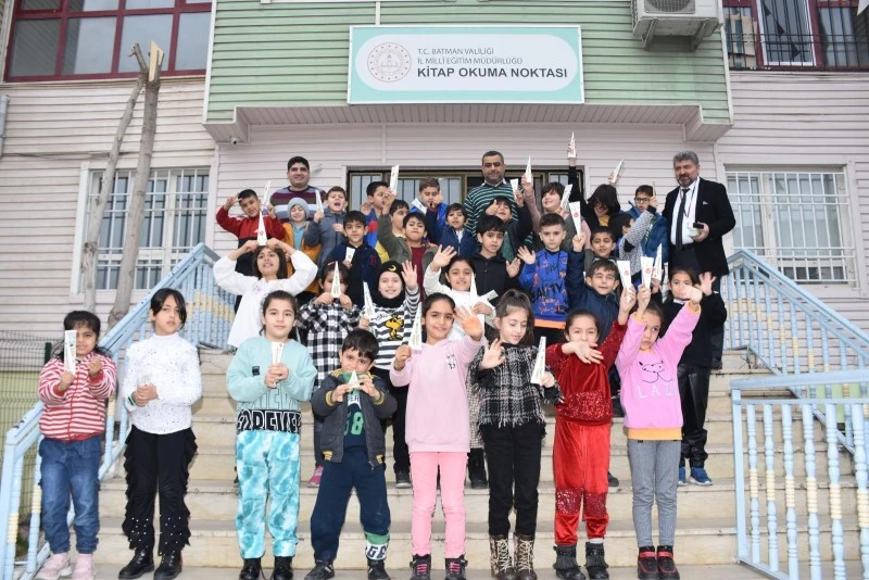 Minikler, kitap noktasını gezdi