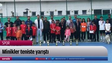 Minikler teniste yarıştı