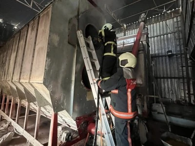 Mısır kurutma fabrikasının deposunda &ccedil;ıkan yangın s&ouml;nd&uuml;r&uuml;ld&uuml;