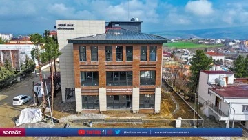 Modern k&uuml;t&uuml;phane binası, ge&ccedil;ici kabul s&uuml;recinde