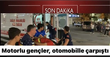 Motorlu gen&ccedil;ler, otomobille &ccedil;arpıştı: 2 yaralı