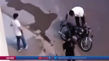 Motosiklet ile otomobil &ccedil;arpıştı
