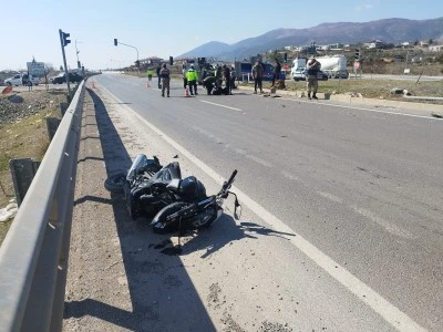 Motosiklet ile otomobilin &ccedil;arpması sonucu 3 kişi yaralandı