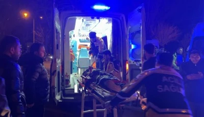 Motosikletin yayaya &ccedil;arptığı kazada 3 kişi yaralandı