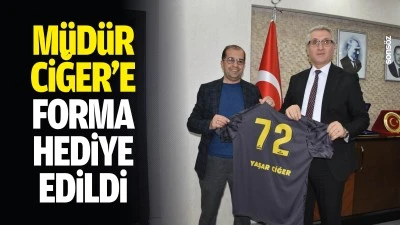 M&uuml;d&uuml;r Ciğer&rsquo;e forma hediye edildi